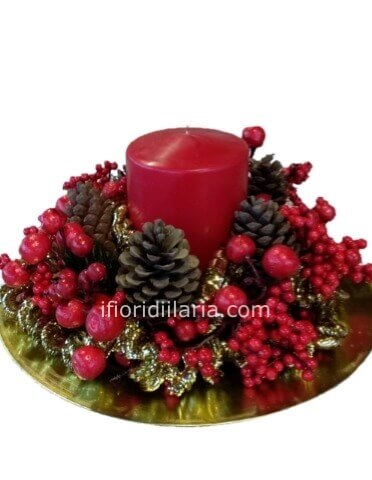 Centrotavola natalizio rosso, con candel,  bacche e abete.